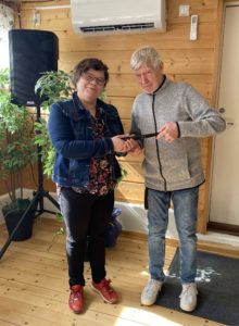 SF-Caravan Kuopion Seutu ry, puheenjohtaja vaihdos, uusi puheenjohtaja Tiia Pakarinen ja puheenjohtajuudesta luopuva Pekka Haapaniemi 27.4.2025